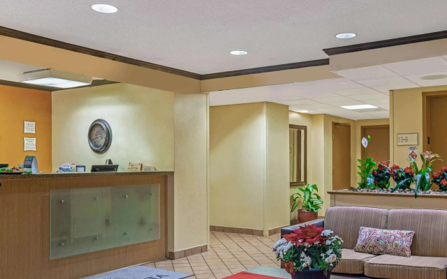photo 2 of La Quinta Inn & Suites by Wyndham Miami Cutler Bay
