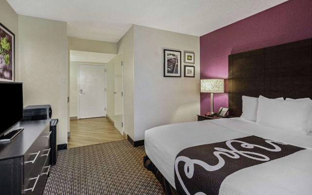 photo 4 of La Quinta Inn & Suites by Wyndham Miami Lakes