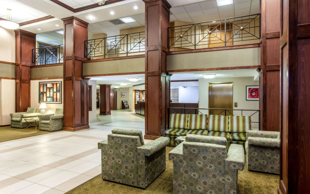 photo 2 of La Quinta Inn & Suites by Wyndham Milwaukee Bayshore Area