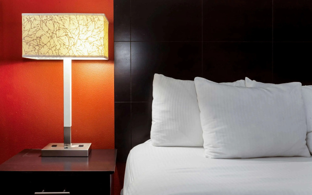 photo 4 of La Quinta Inn & Suites by Wyndham Milwaukee Bayshore Area