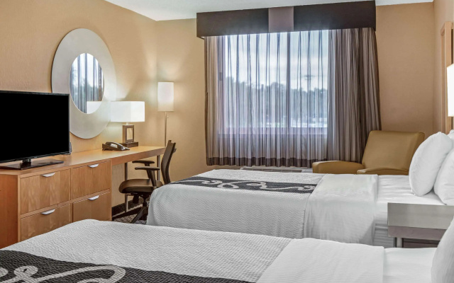 photo 3 of La Quinta Inn & Suites by Wyndham Naples Downtown