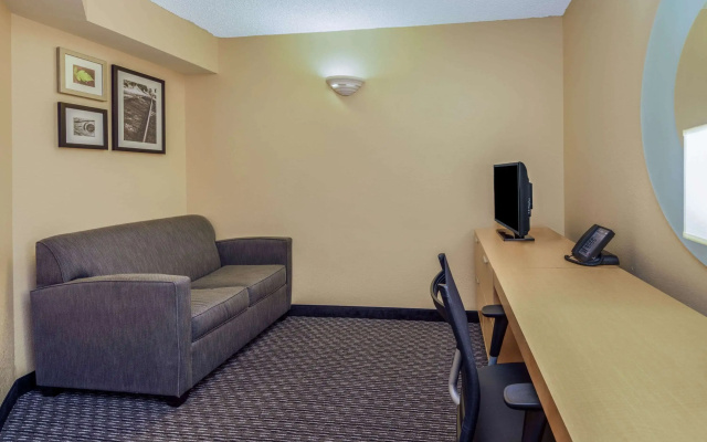 photo 4 of La Quinta Inn & Suites by Wyndham Naples Downtown