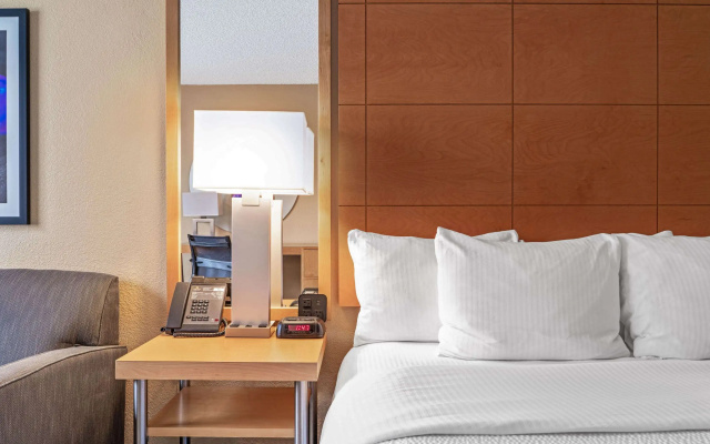 photo 5 of La Quinta Inn & Suites by Wyndham Naples Downtown