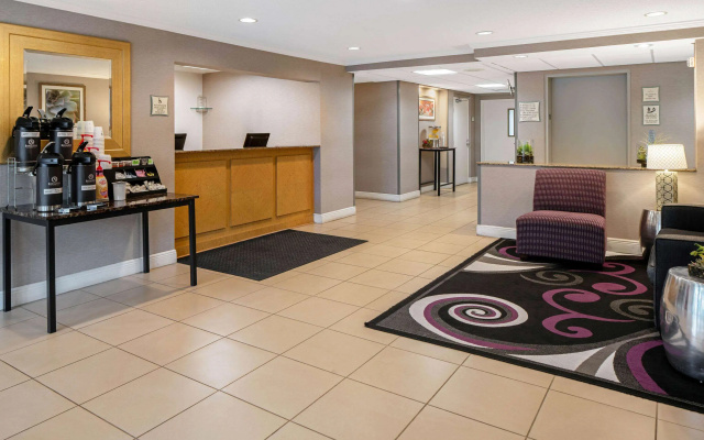 photo 2 of La Quinta Inn & Suites by Wyndham Naples East (I-75)