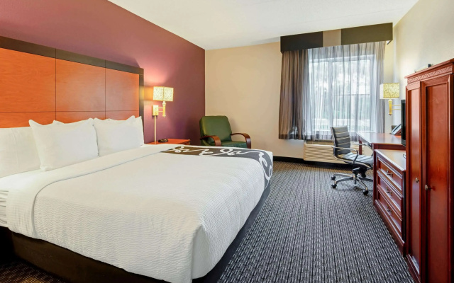 photo 3 of La Quinta Inn & Suites by Wyndham Naples East (I-75)