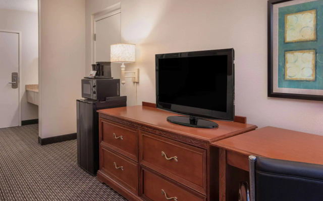 photo 4 of La Quinta Inn & Suites by Wyndham Naples East (I-75)