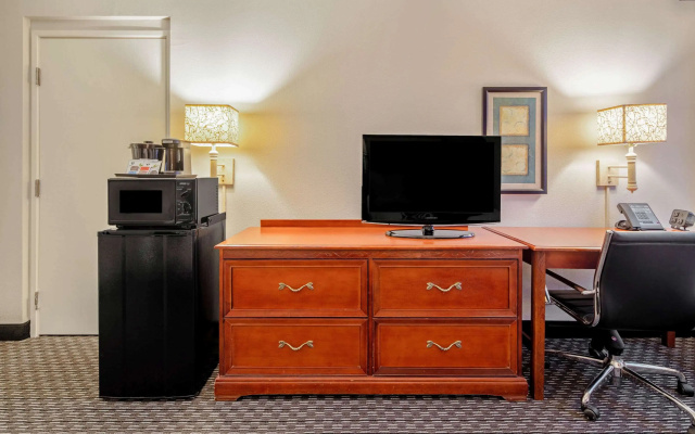 photo 5 of La Quinta Inn & Suites by Wyndham Naples East (I-75)