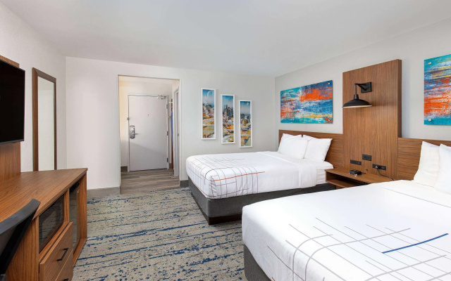 photo 3 of La Quinta Inn & Suites by Wyndham Nashville Airport
