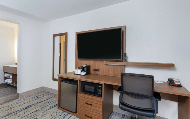 photo 5 of La Quinta Inn & Suites by Wyndham Nashville Airport