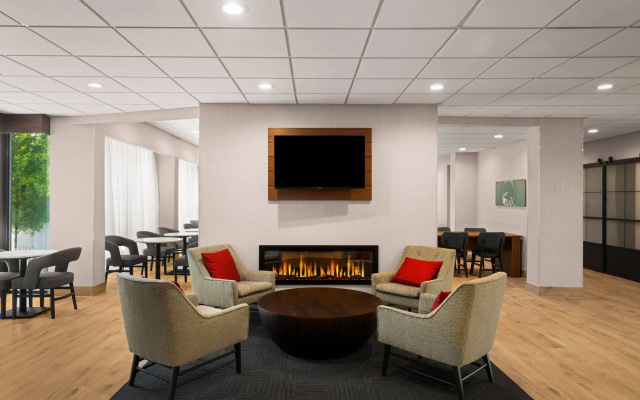 photo 2 of La Quinta Inn & Suites by Wyndham Nashville Airport/Opryland