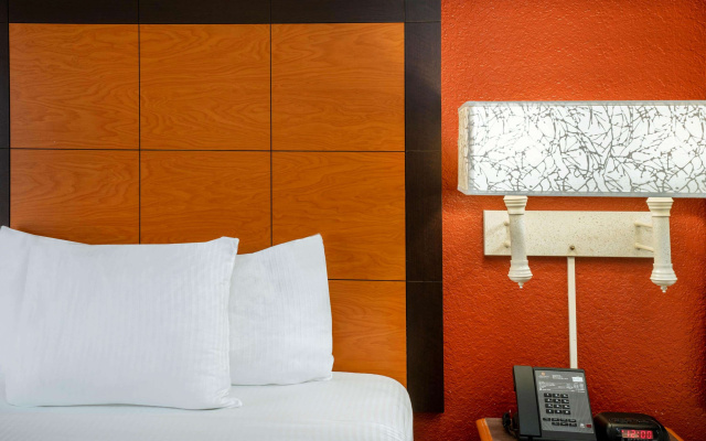 photo 4 of La Quinta Inn & Suites by Wyndham Nashville Airport/Opryland