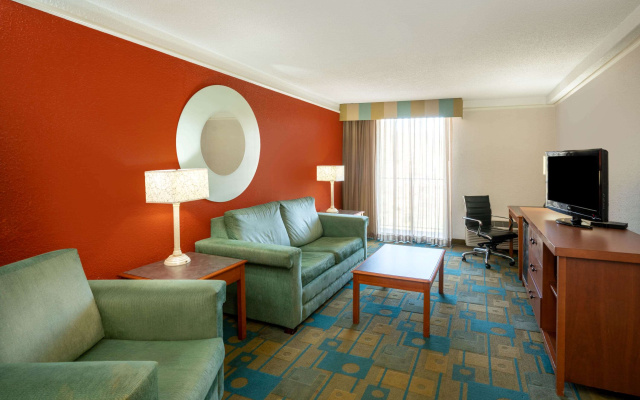 photo 5 of La Quinta Inn & Suites by Wyndham Nashville Airport/Opryland