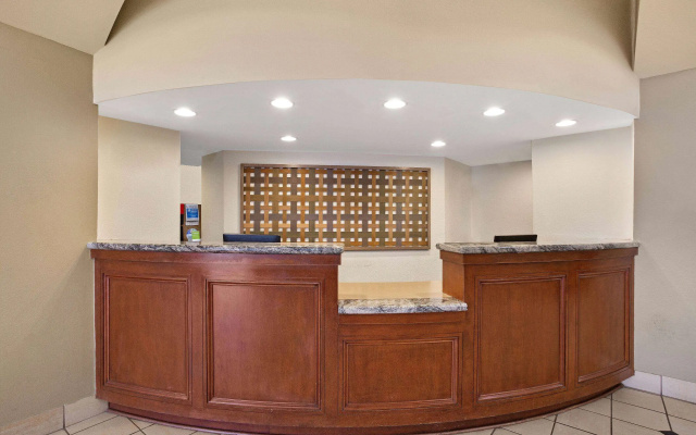 photo 2 of La Quinta Inn & Suites by Wyndham New Haven