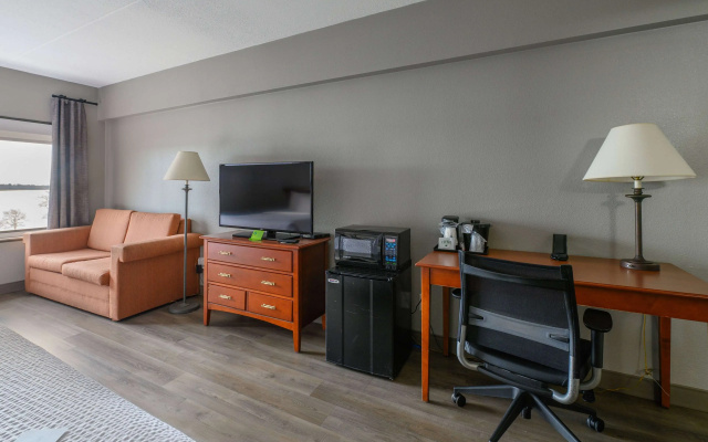 photo 4 of La Quinta Inn & Suites by Wyndham New Haven