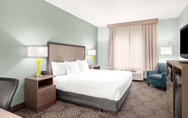 photo 4 of La Quinta Inn & Suites by Wyndham Newport