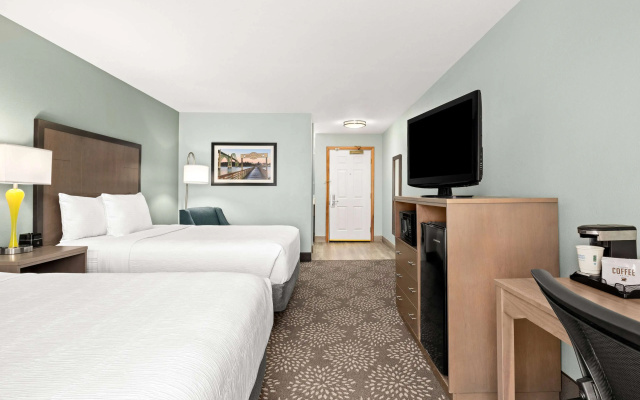 photo 5 of La Quinta Inn & Suites by Wyndham Newport