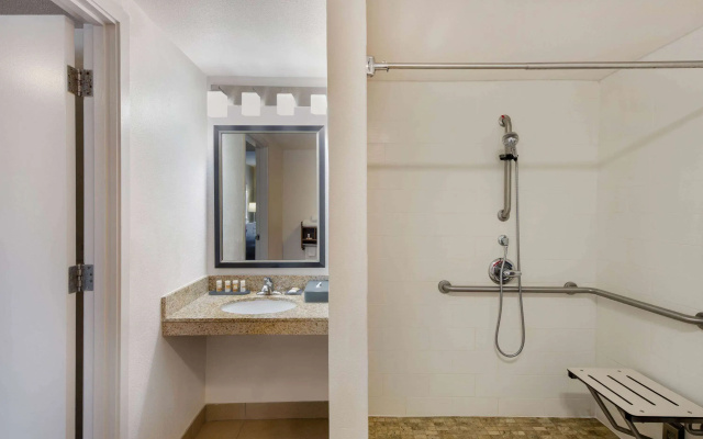 photo 2 of La Quinta Inn & Suites by Wyndham Oakland - Hayward