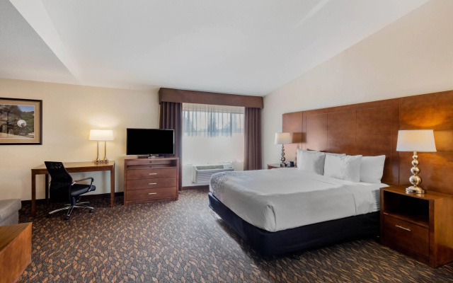 photo 4 of La Quinta Inn & Suites by Wyndham Oakland - Hayward