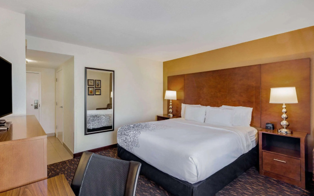 photo 5 of La Quinta Inn & Suites by Wyndham Oakland - Hayward