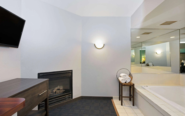 photo 3 of La Quinta Inn & Suites by Wyndham Omaha Airport Downtown