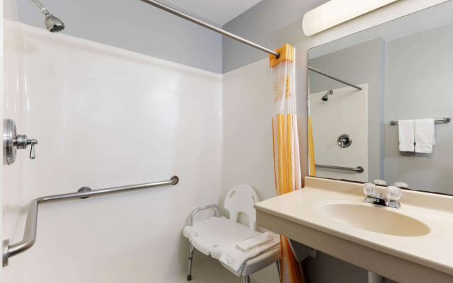 photo 4 of La Quinta Inn & Suites by Wyndham Omaha Airport Downtown