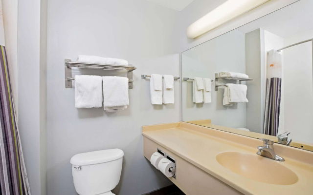 photo 5 of La Quinta Inn & Suites by Wyndham Omaha Airport Downtown
