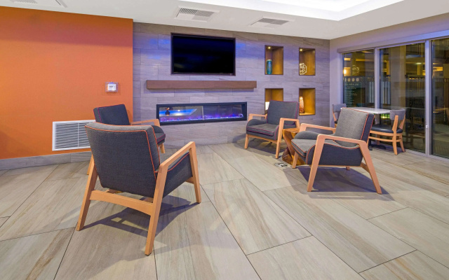 photo 3 of La Quinta Inn & Suites by Wyndham Orange County Airport