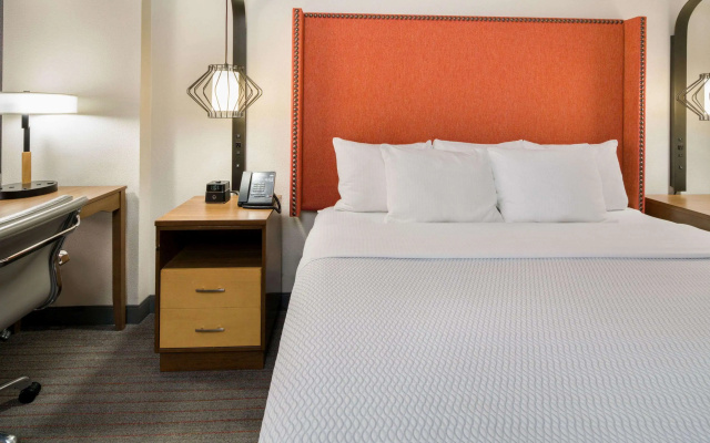 photo 4 of La Quinta Inn & Suites by Wyndham Orange County Airport