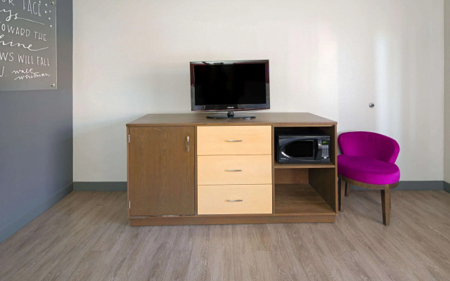 photo 5 of La Quinta Inn & Suites by Wyndham Orange County Airport
