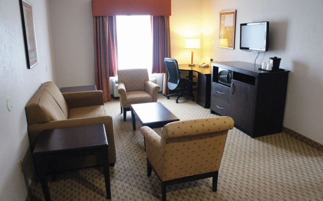 photo 4 of La Quinta Inn & Suites by Wyndham Orange