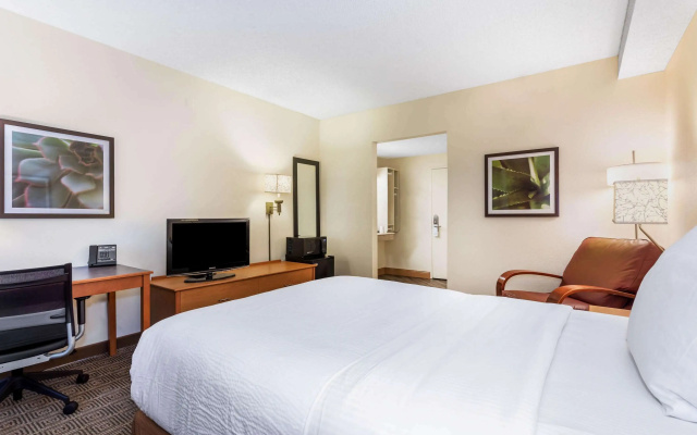 photo 4 of Baymont by Wyndham Orlando South Hotel