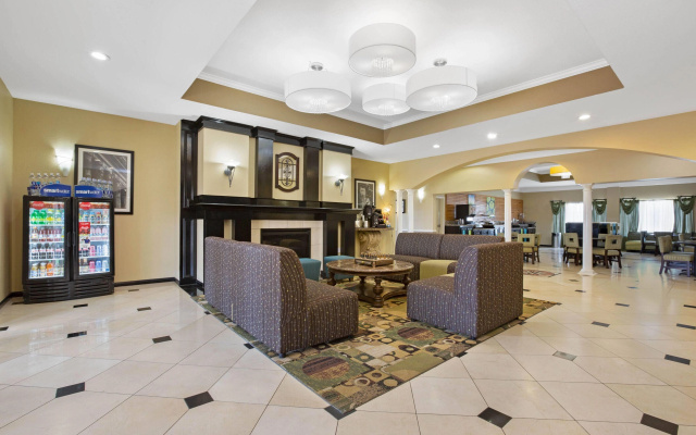 photo 2 of La Quinta Inn & Suites by Wyndham Pearland - Houston South