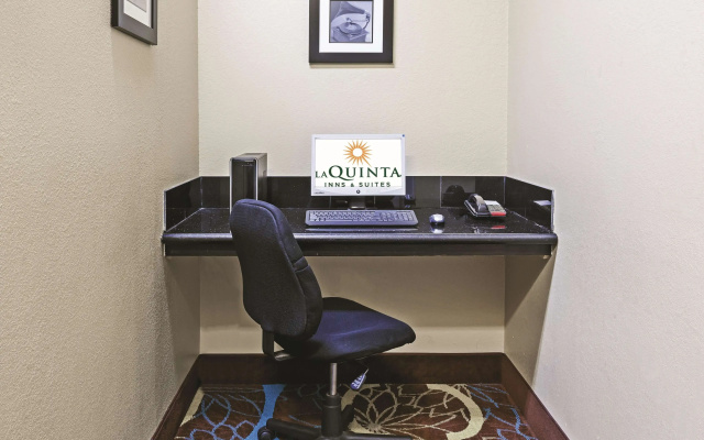 photo 3 of La Quinta Inn & Suites by Wyndham Pearland - Houston South
