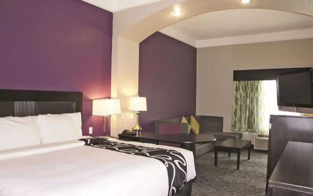 photo 4 of La Quinta Inn & Suites by Wyndham Pearland - Houston South