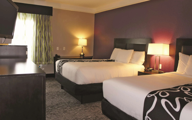 photo 5 of La Quinta Inn & Suites by Wyndham Pearland - Houston South