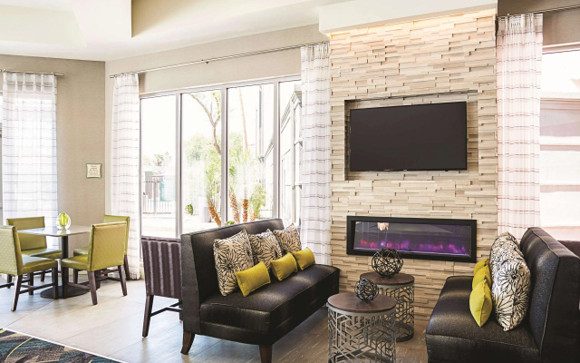 photo 3 of La Quinta Inn & Suites by Wyndham Phoenix Chandler