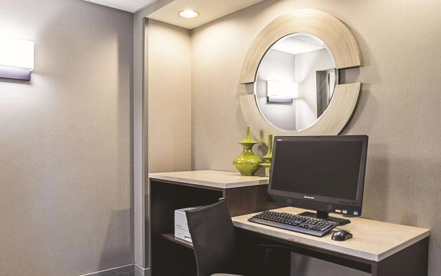 photo 4 of La Quinta Inn & Suites by Wyndham Phoenix Chandler