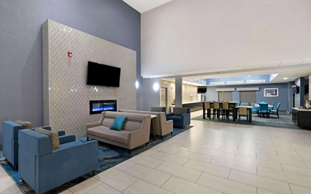 photo 2 of La Quinta Inn & Suites by Wyndham Phoenix I-10 West