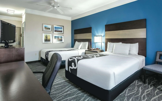 photo 3 of La Quinta Inn & Suites by Wyndham Phoenix I-10 West