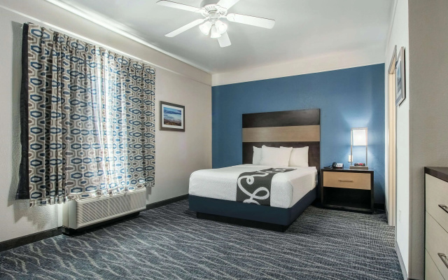 photo 5 of La Quinta Inn & Suites by Wyndham Phoenix I-10 West