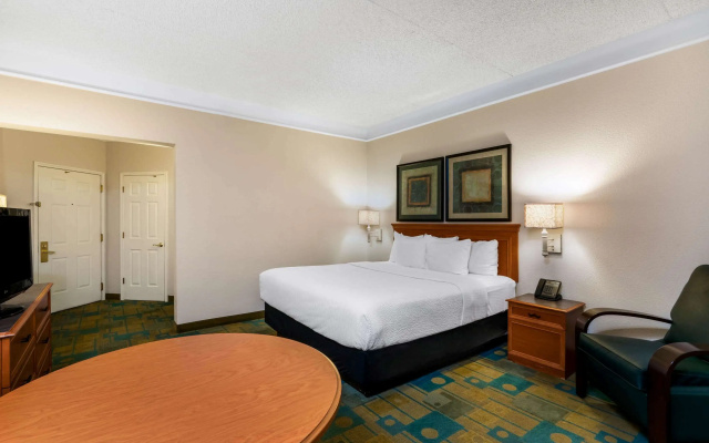 photo 4 of La Quinta Inn & Suites by Wyndham Phoenix West Peoria