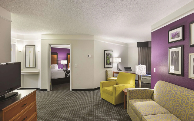 photo 3 of La Quinta Inn & Suites by Wyndham Phoenix Scottsdale