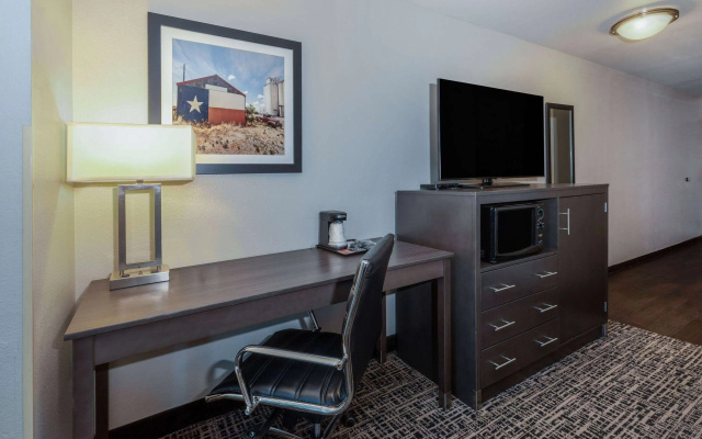 photo 5 of La Quinta Inn & Suites by Wyndham Rockwall
