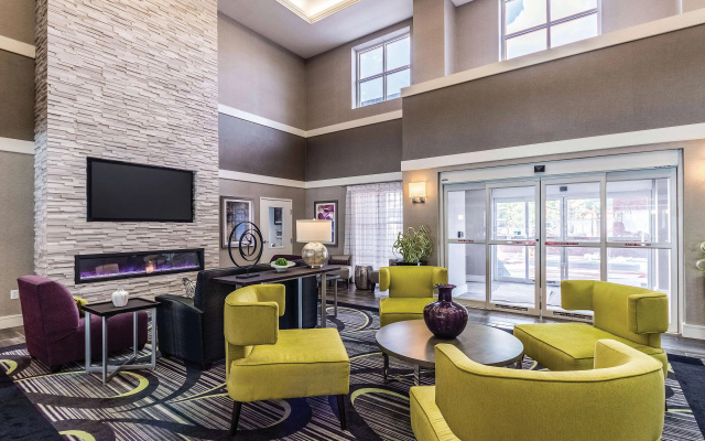 photo 2 of La Quinta Inn & Suites by Wyndham San Antonio Downtown