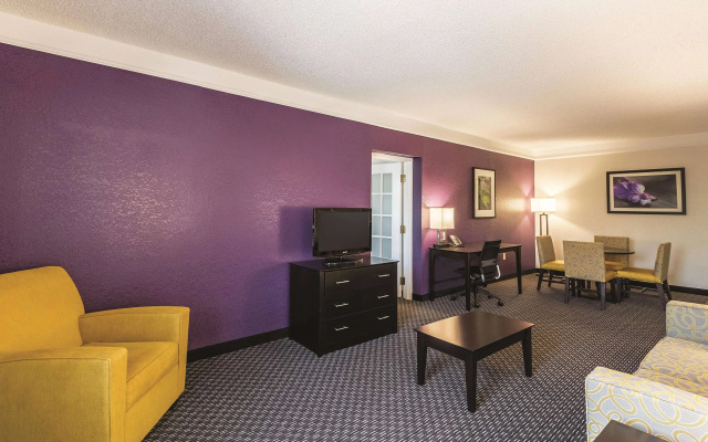 photo 3 of La Quinta Inn & Suites by Wyndham San Antonio Downtown