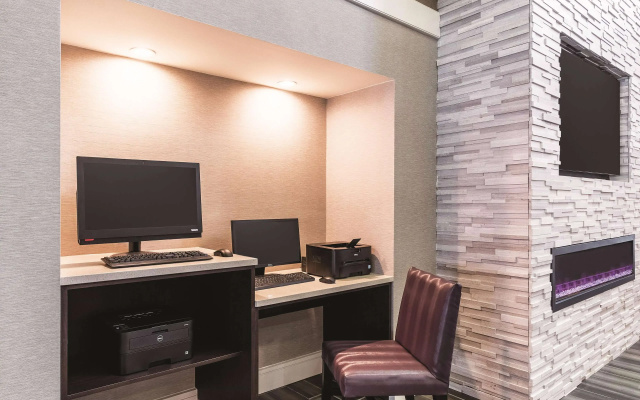 photo 4 of La Quinta Inn & Suites by Wyndham San Antonio Downtown