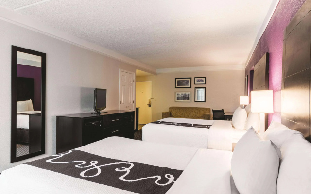 photo 5 of La Quinta Inn & Suites by Wyndham San Antonio Downtown