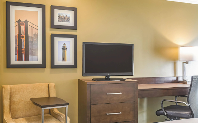 photo 3 of La Quinta Inn & Suites by Wyndham San Francisco Airport West