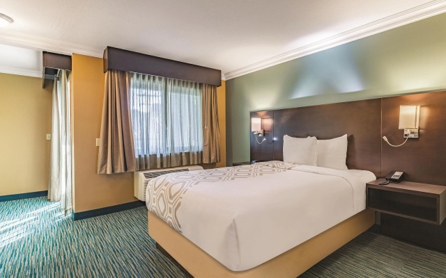 photo 4 of La Quinta Inn & Suites by Wyndham San Francisco Airport West