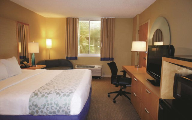photo 3 of La Quinta Inn & Suites by Wyndham Sarasota Downtown